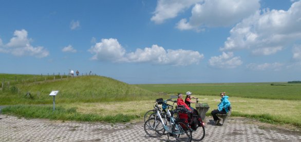 Radfahrer an der Nordseeküste bei Norddeich © www.ostfriesland.travel 